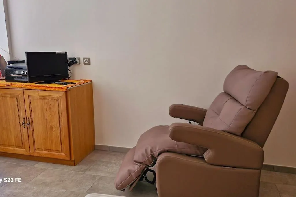 Studio Dans Un Petit Village Entre Annecy - Geneve クリュゼイユ アパート